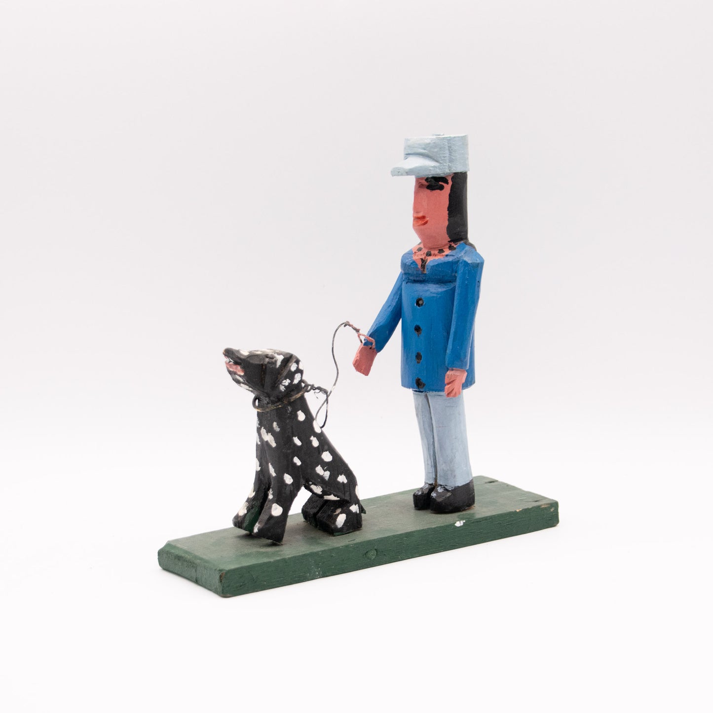 Femme en bleu promenant son dalmatien noir