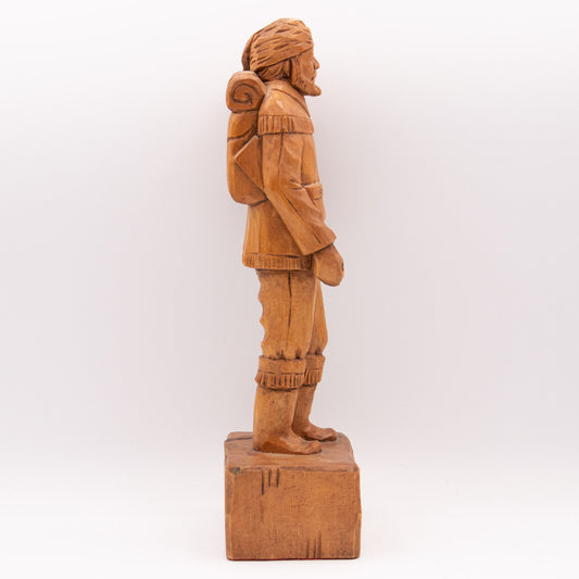 Grand homme en randonnée