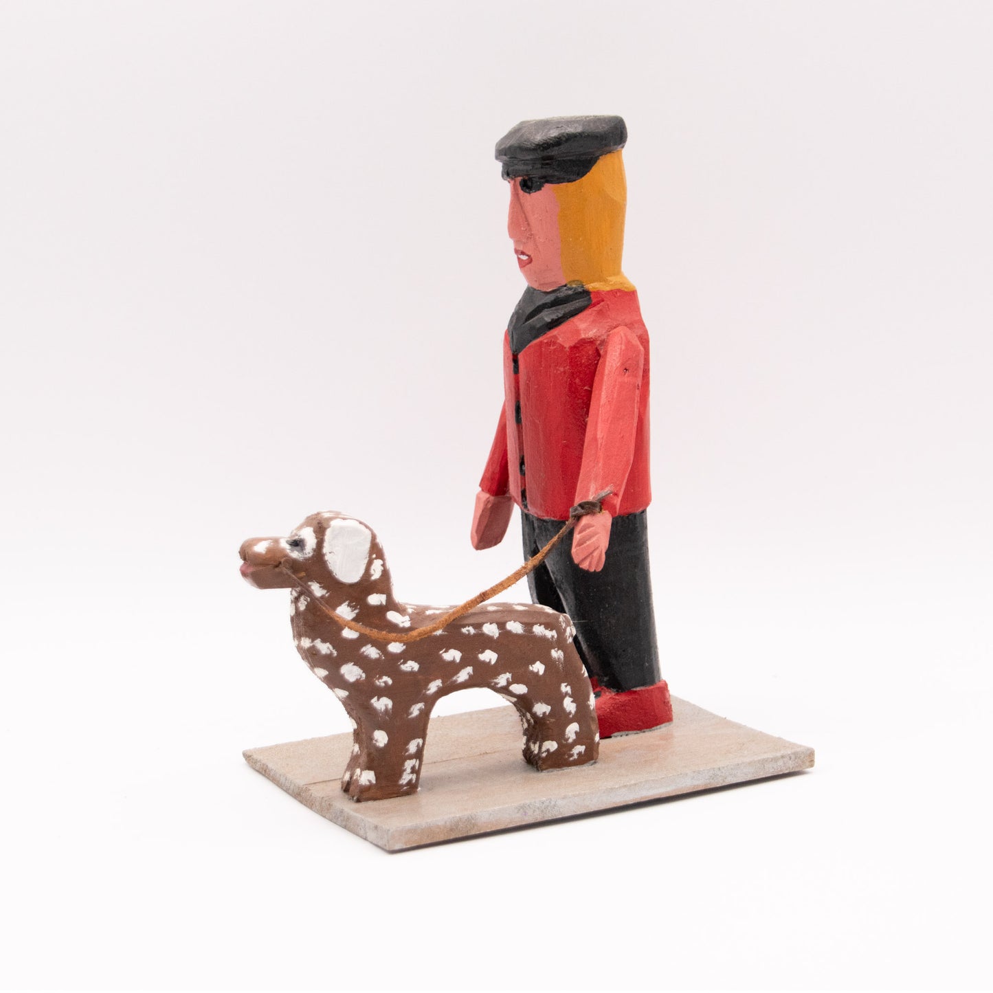 Homme en rouge promenant son dalmatien brun