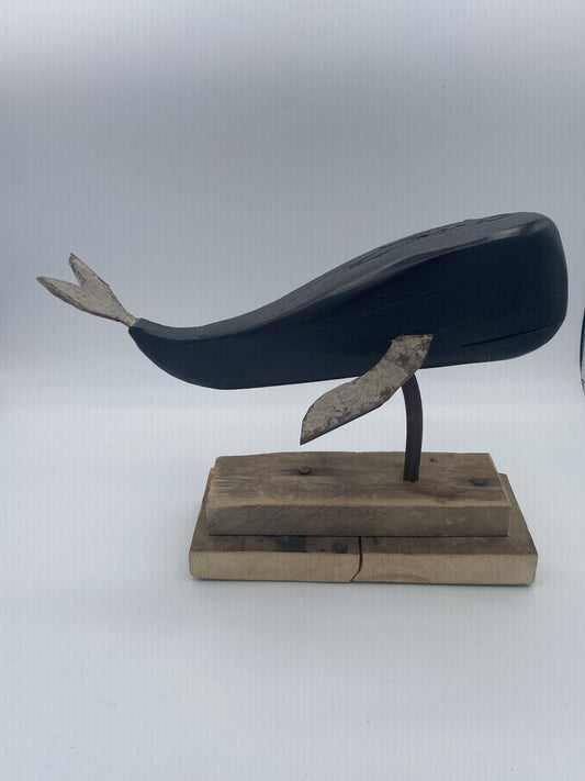 Baleine noire sur base de bois