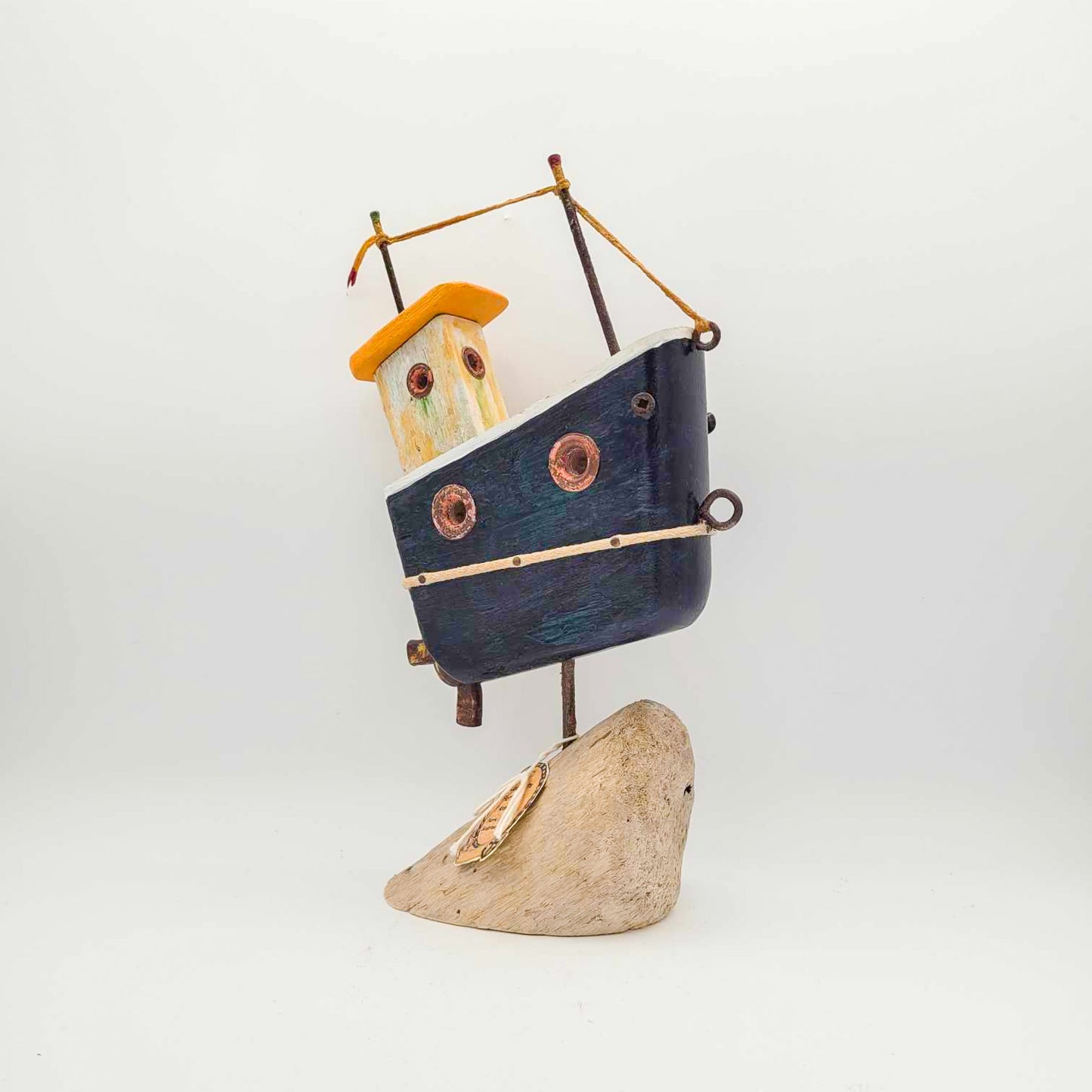 Bateau en bois- bleu marin toit jaune