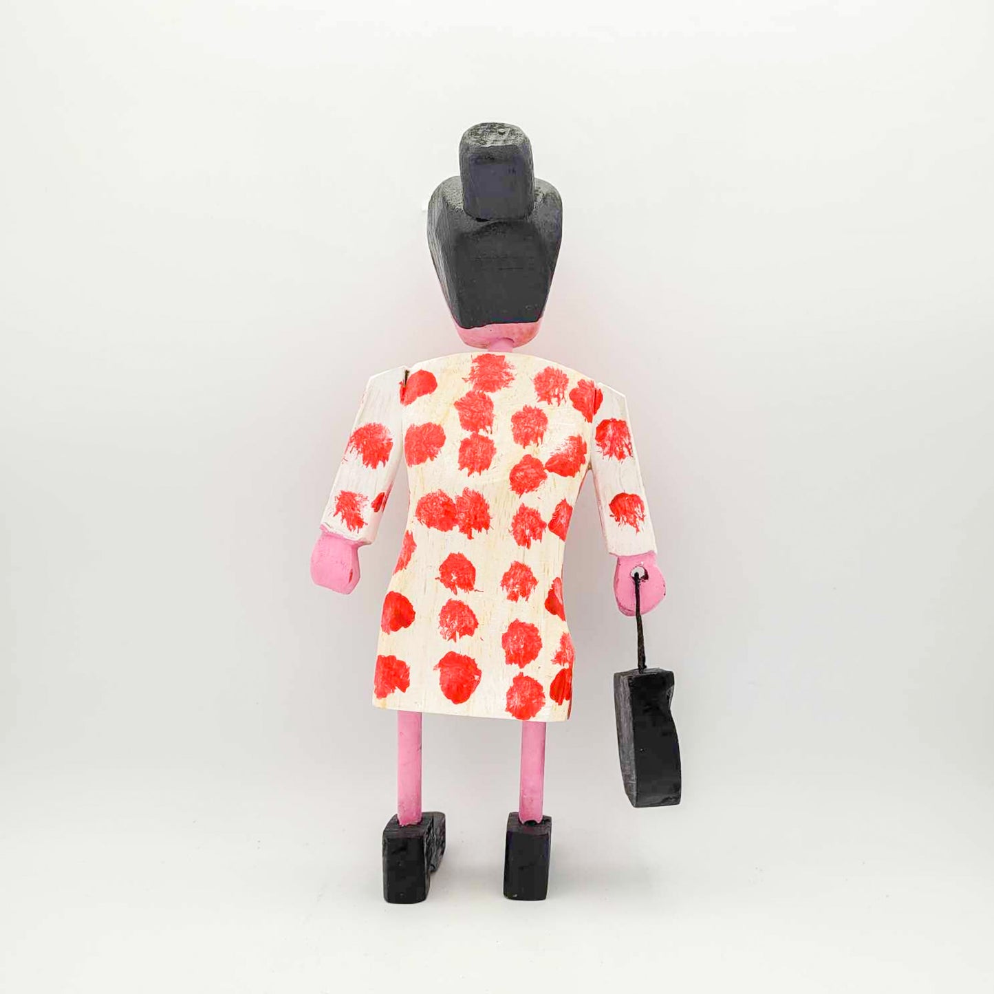 Dame en blanc et rouge, sacoche à la main droite