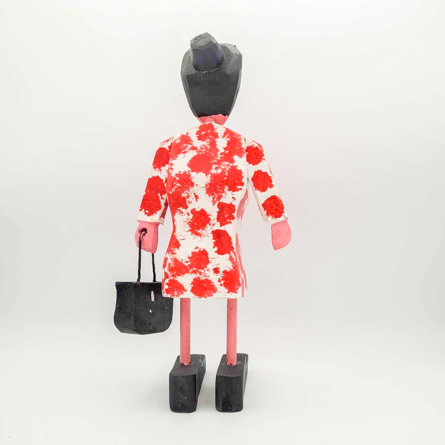 Dame en rouge et blanc- sacoche à la main gauche