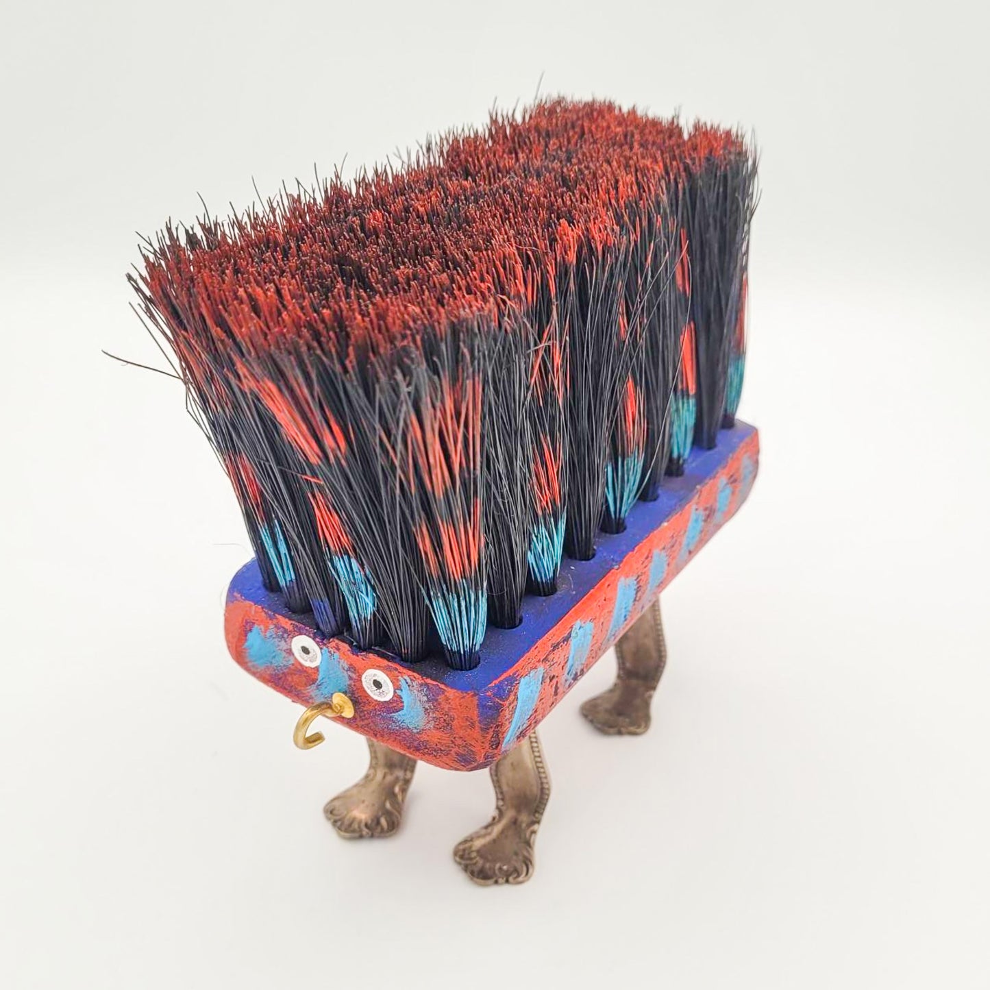 Grosse brosse sur patte #4