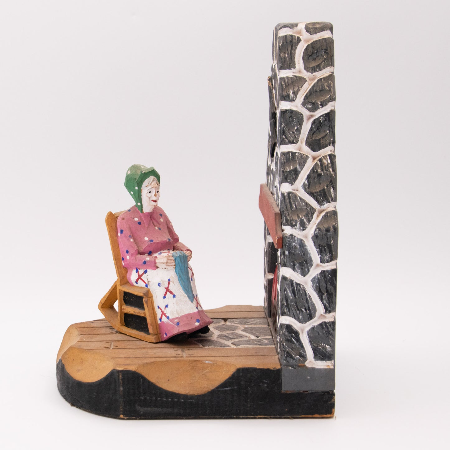Chaise berçante devant  le feu