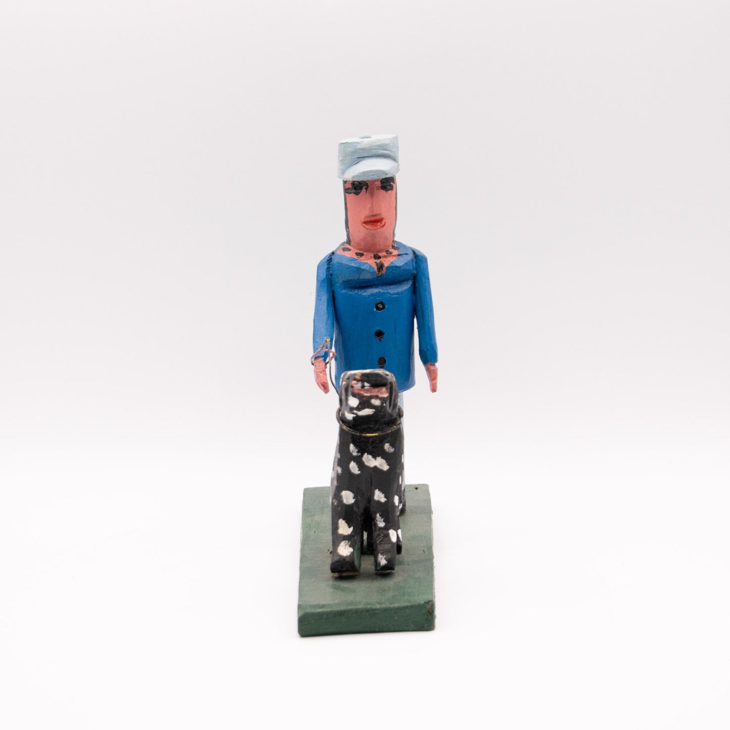Femme en bleu promenant son dalmatien noir