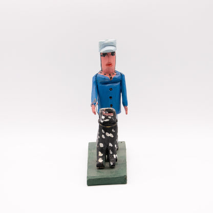 Femme en bleu promenant son dalmatien noir