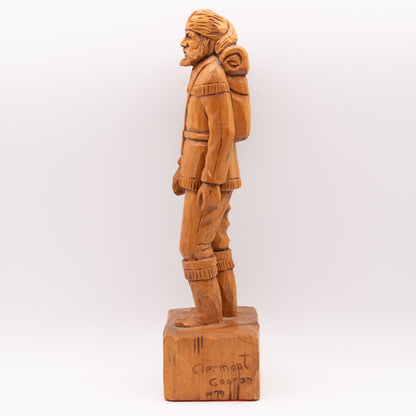 Grand homme en randonnée