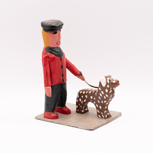 Homme en rouge promenant son dalmatien brun