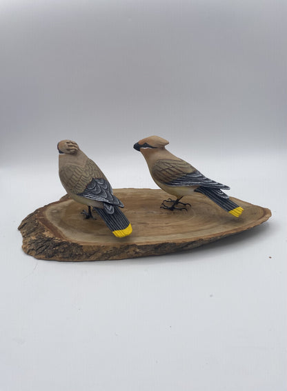 couple d'oiseaux sur rondin de bois